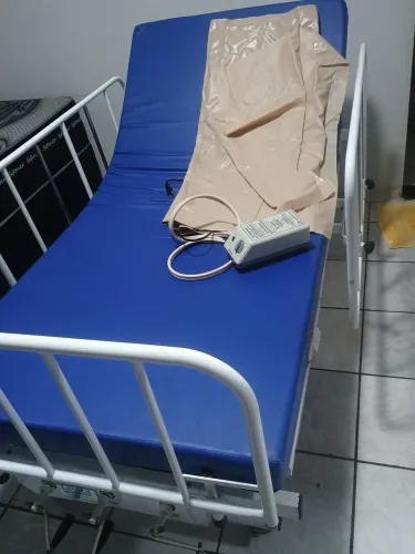 Vende-se cama médica com colchão bolha.