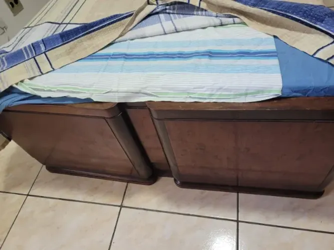 cama solteiro - antiga - madeira - bom estado - sem colchão- Juiz de Fora MG.