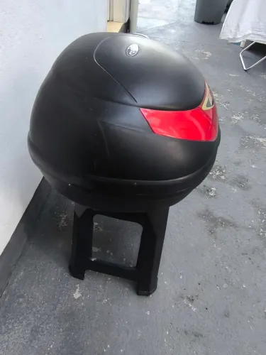 Baú givi com suporte 