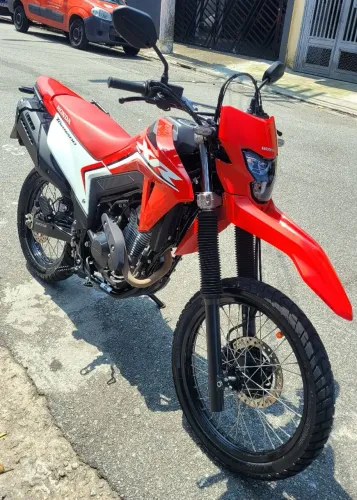 XR 300L TORNADO 2025 ÚNICO DONO, 11.200 KM, NA GARANTIA