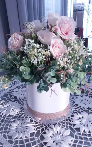 Arranjo de flores rosa artificiais