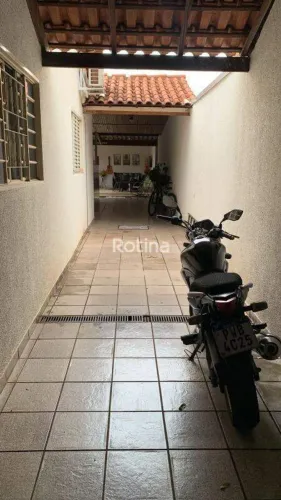 Casa à venda no Santa Mônica, em Uberlândia, com 3 quartos e suíte