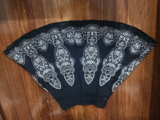 Saia vintage boho chic preta com delhes cinza e lilas e bordados discretos Tam. M