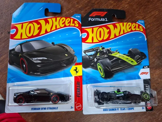 Hot wheels dupla Ferrari e Kick Sauber 