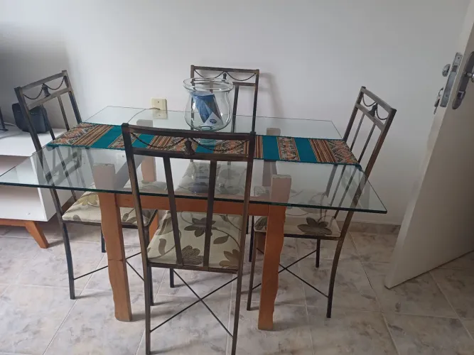 Mesa em ótimo estado com 4 cadeiras