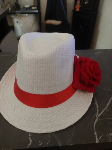 Chapéu novo de palha branco com faixa vermelha e rosa vermelha. Acabamento interno caprich