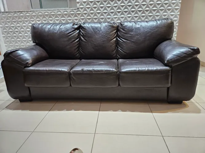 CONFORTÁVEL SOFÁ EM COURINO MARRON