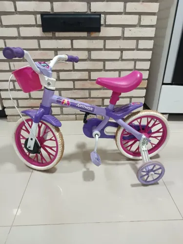 Bicicleta aro 12 praticamente nova.