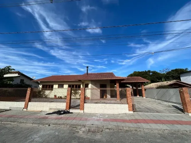 Ampla Casa para Locação Anual no Campeche - 3 Quartos, Área Gourmet e Vaga para 6 Carros