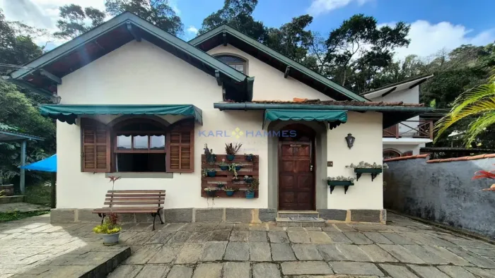 Casa à Venda com 2 Moradias na Mosela - Petrópolis, RJ - R$ 550.000,00