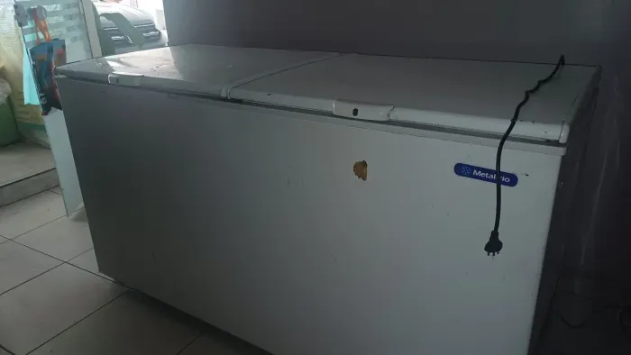 Venda de um freezer, vertical, 2 portas funcionando de 546 litros pouco tempo de uso, bran