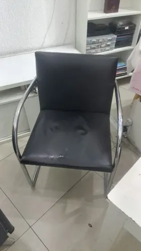 Cadeira escritorio aluminio com estofado de couro