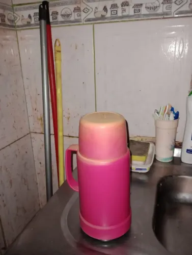 Vendo Uma Garrafa Térmica Para Colocar Café E Chá Feito Na Hora