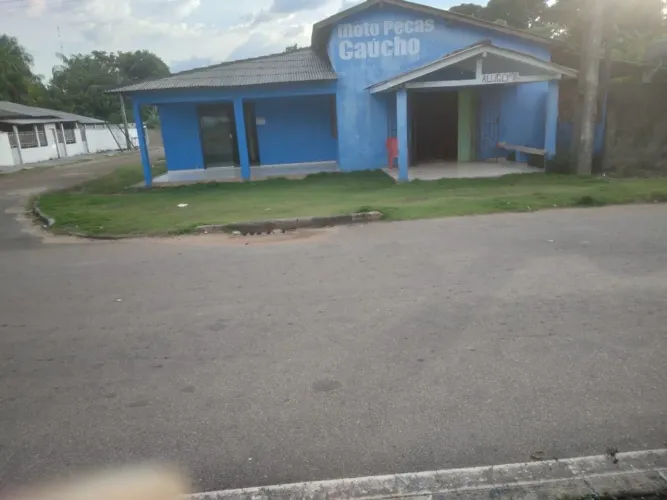 Vendo uma casa com pontos comerciais, numa excelente localização no Félix Pinto.