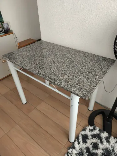 Mesa com tampo de granito