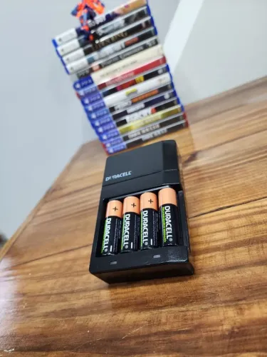 Carregador de Pilhas Duracell + 4 Pilhas Recarregáveis Duracell | Em Excelente Estado