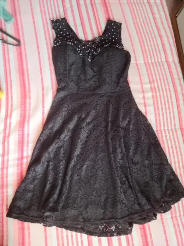 Vestido preto de renda com bojo 
