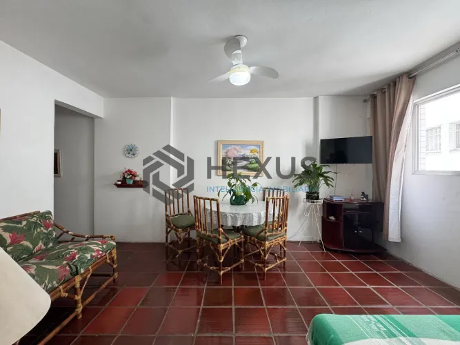 Apartamento com despesas baixas a duas quadras da Praia das Pitangueiras, Guaruja