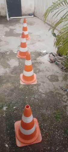 Vendo 4 cones usando  em perfeitas condições de uso  chama no watzap * 
