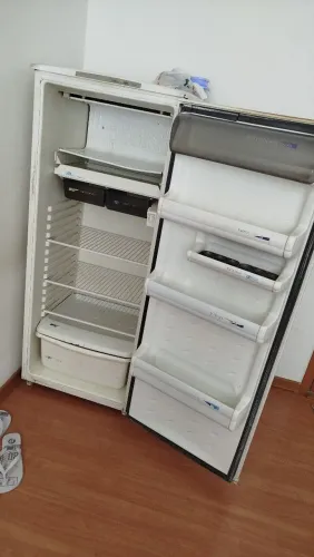 GELADEIRA EM ÓTIMO FUNCIONAMENTO