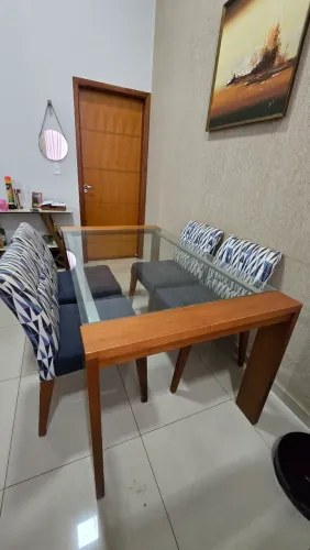 Mesa de Jantar com Tampo de Vidro + 4 Cadeiras Estofadas