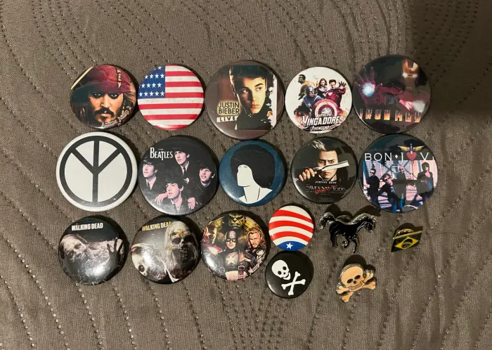 Lote bottons e pins antigos filmes séries bandas
