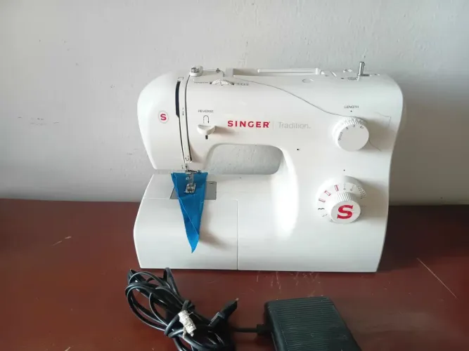 Máquina Singer seminova revisada