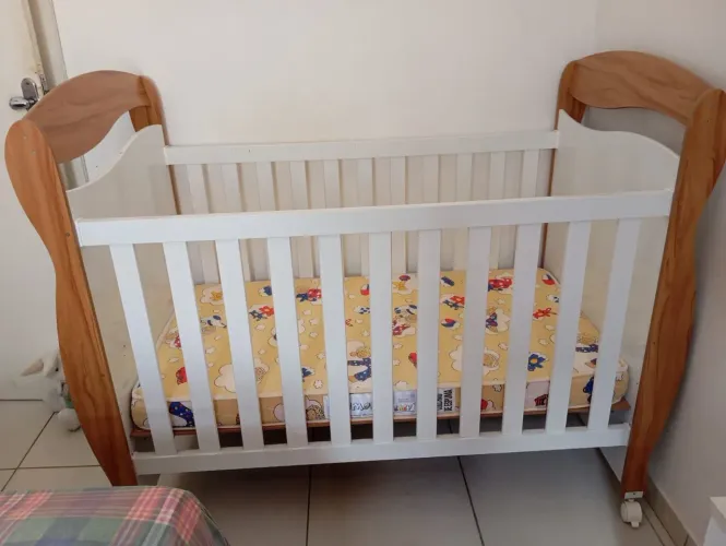 Berço de Madeira Infantil - Excelente Estado