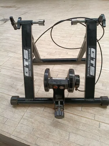 Rolo de treinamento magnético para bicicleta da marca GTS cor preta