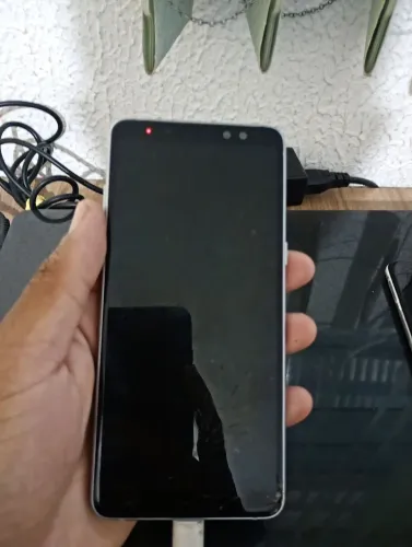 Samsung A8 plus 128 GB tela com defeito mais dando sinal de vida ..