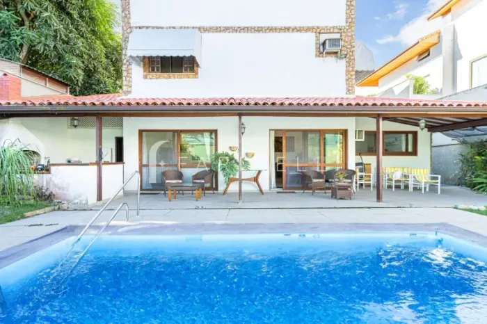 Casa com piscina e boa área externa em condomínio de luxo na Barra da Tijuca.