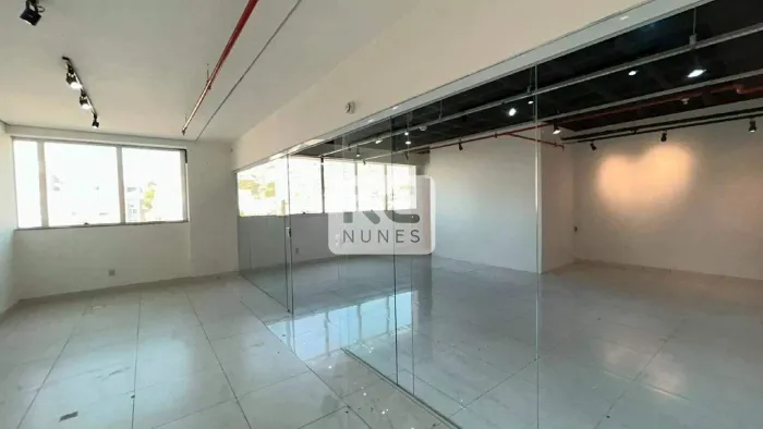 Sala com área de 75m² no Bairro Santa Efigênia, Belo Horizonte/MG.