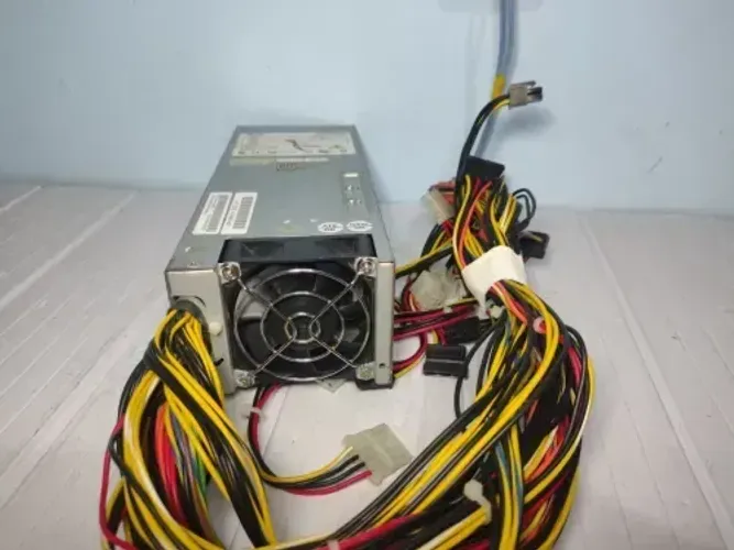 Fonte XEAL 700W 80 Plus Bronze PFC Ativo - 2U