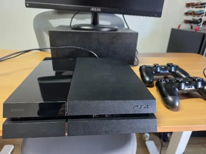 Playstation 4 (PS4) + 2 CONTROLES