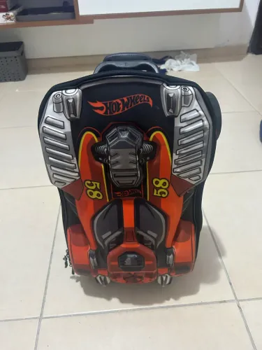 Mochila infantil  HOT wheels semi nova 