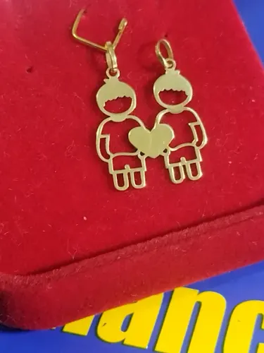Pingente 2 Meninos 1 Coração Peso 0.70 Grama 18 mm x 16 mm Ouro 18 Kilates Maciço