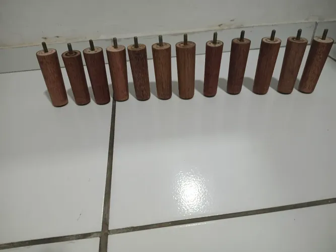 Pés de madeira
