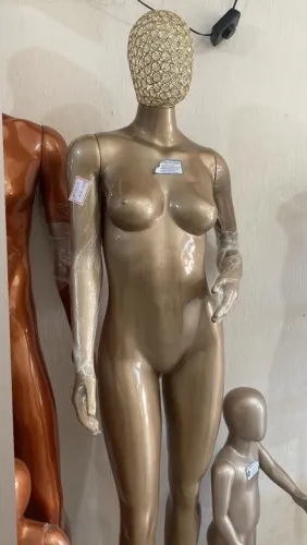 Manequim com cabeça de perola