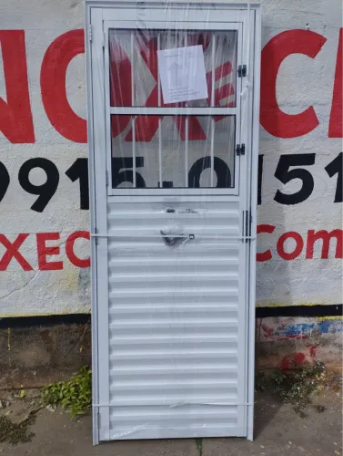 PORTA DE ALUMÍNIO COM VIDRO E GRADE BRANCA