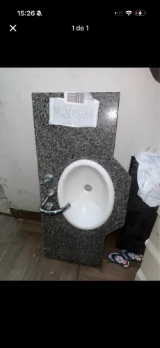 Bancada de granito com cuba e torneira