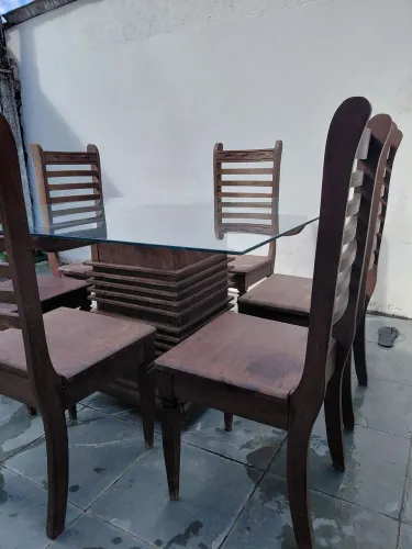 Mesa de madeira co 6 cadeiras em angelin