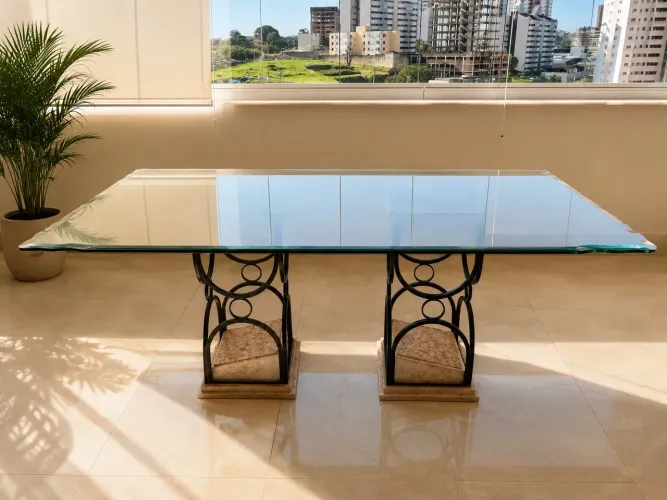 Mesa em vidro sextavado e pés em mármore travertino