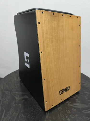 Cajon eletroacústico + Capa bag + vassourinha baqueta + cabo P10