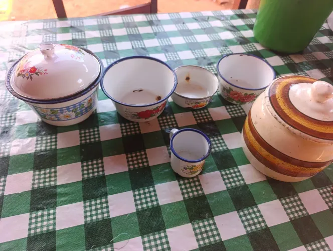 Jogo de Brasília porcelana antiga de ferro para coleção