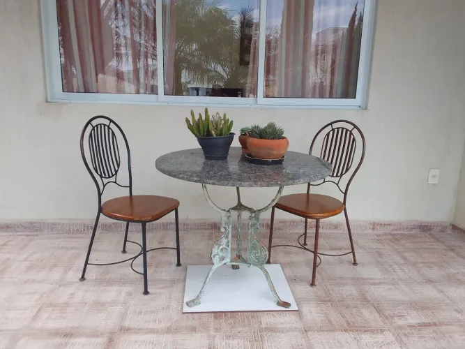 Mesa em granito com 2 cadeiras.Conservada