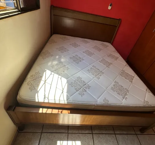 Cama de madeira com o colchão
