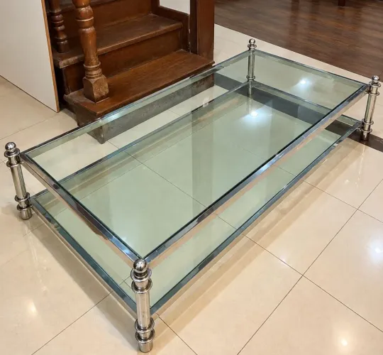 Mesa de centro de vidro com estrutura cromada