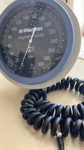 Vendo Aparelho de pressão Riester de parede . Modelo Big Ben . Alemao .