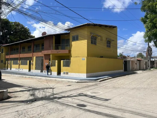 Prédio residencial a venda tem 10 apartamentos em Barroso - Fortaleza - CE