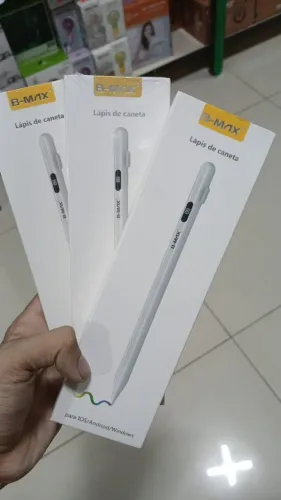 caneta stylus é um modelo universal compatível com dispositivos Android, iOS e Windows.